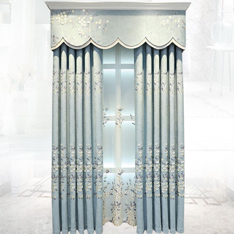 Mössad Chenillegardin I Nordisk Stil Med Blombroderi