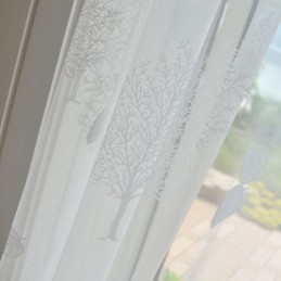 Nordiska Halvtransparenta Gardiner Med Trädmönster