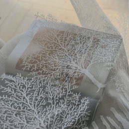 Nordiska Halvtransparenta Gardiner Med Trädmönster