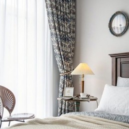 Gardiner I Amerikansk Bomull Och Linne Med Blommönster