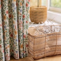 Linnegardiner I Amerikansk Stil Med Litet Blommönster