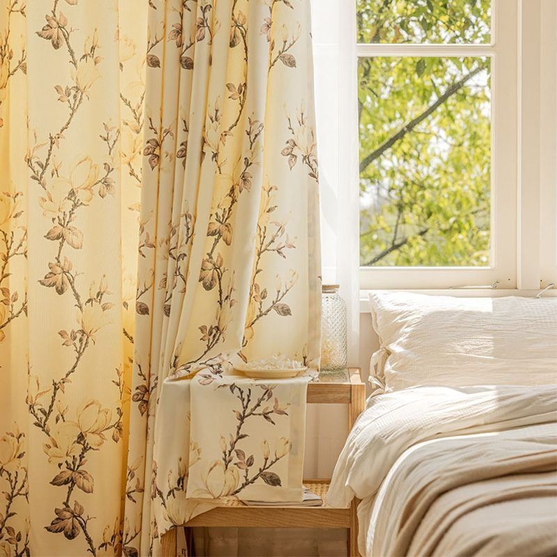 Gardiner Med Amerikanskt Blommönster Och Mörkläggningsgardiner