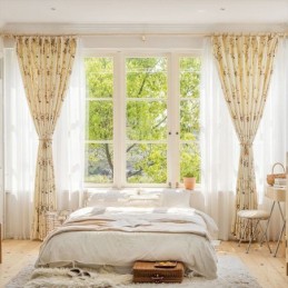 Gardiner Med Amerikanskt Blommönster Och Mörkläggningsgardiner