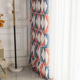 Mönstrad Chenillegardin Med Rombtryck I Nordisk Stil