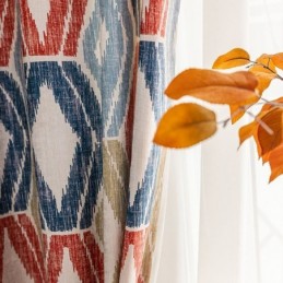 Mönstrad Chenillegardin Med Rombtryck I Nordisk Stil