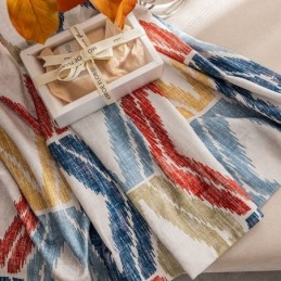 Mönstrad Chenillegardin Med Rombtryck I Nordisk Stil