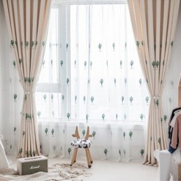 Gardiner I Barnstil Med Broderade Kaktusar