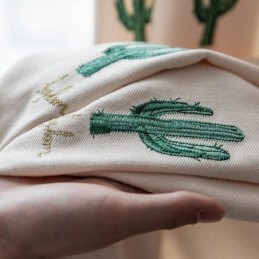 Gardiner I Barnstil Med Broderade Kaktusar