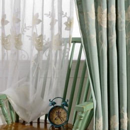 Mörkläggningsgardiner I Bomullslinne Med Broderade Nordiska Blommor