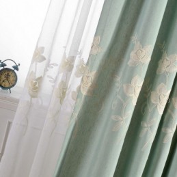 Mörkläggningsgardiner I Bomullslinne Med Broderade Nordiska Blommor