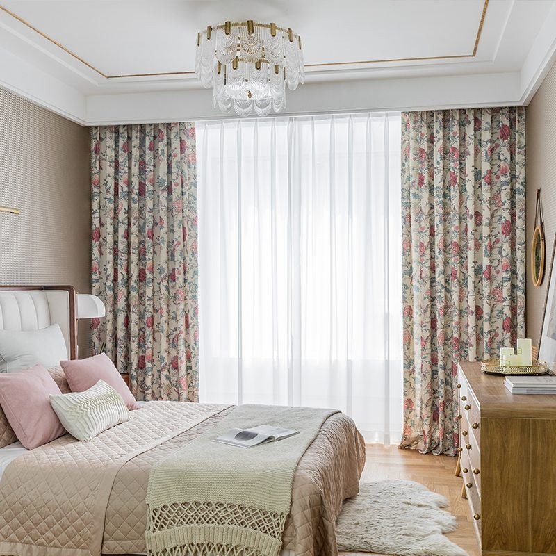 Mönstringsgardiner I Polybomull Mönstringsgardiner Med Amerikanskt Blommönster